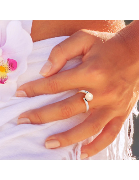 Silver ring adorned with a real pearl of culture